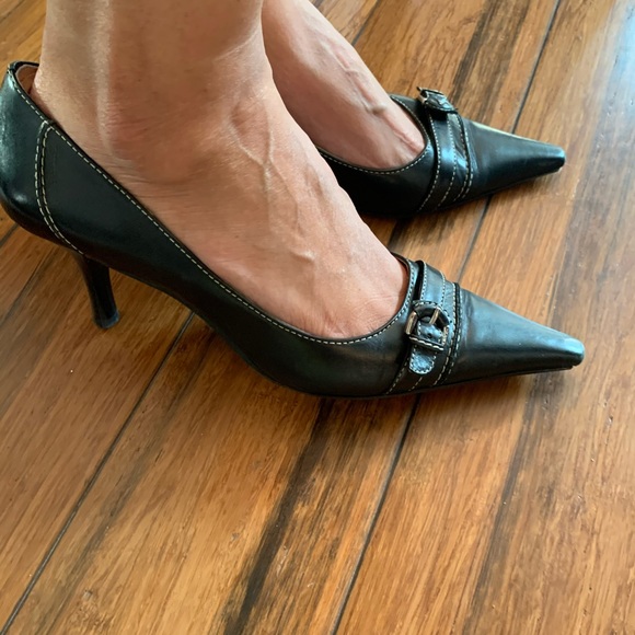 Black Short Pumps with buckle - Picture 2 of 3